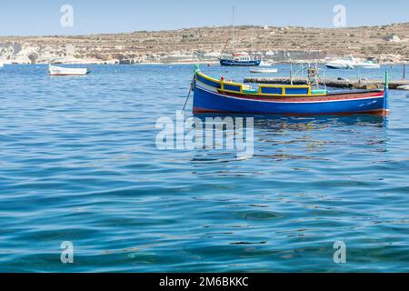 Traditionelles maltesisches Fischerboot, St Thomas Bay, Marsascala, Malta Stockfoto