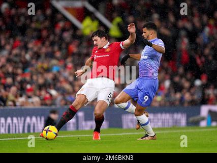 Harry Maguire (links) von Manchester United und Dominic Solanke von Bournemouth kämpfen während des Premier League-Spiels in Old Trafford, Manchester, um den Ball. Foto: Dienstag, 3. Januar 2023. Stockfoto