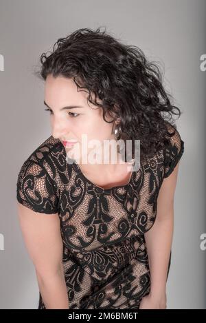 Junge Modell in ihrer Mitte der 20er Jahre in ein schwarzes Kleid. Stockfoto