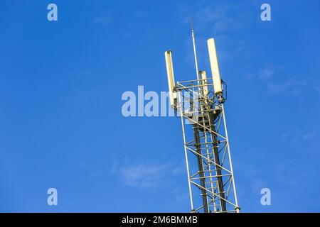 Eine Antenne für ein hohes Telekommunikationsnetz außerhalb Stockfoto