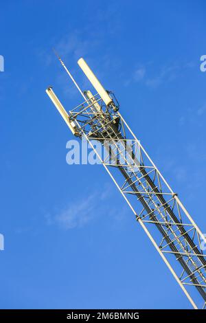 Eine Antenne für ein hohes Telekommunikationsnetz außerhalb Stockfoto