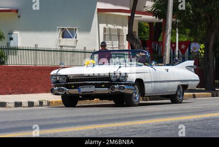 Amerikanischer weißer Cadillac-Klassiker caron die Straße in Varadero Cuba - Serie Kuba 2016 Reportage Stockfoto