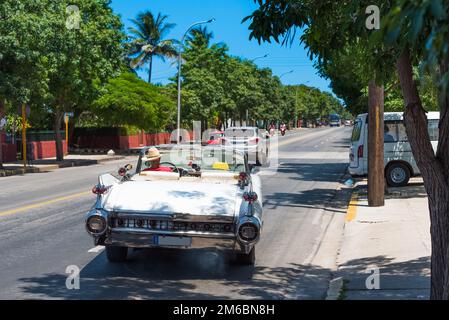 Amerikanischer weißer Cadillac-Klassiker caron die Straße in Varadero Cuba - Serie Kuba 2016 Reportage Stockfoto