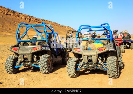 Merzouga, Marokko - 24. Februar 2016: Rückansicht auf blauem Polaris RZR 800 Gruppe von Piloten mit Streit und Quad in der marokkanischen Wüste in der Nähe Stockfoto
