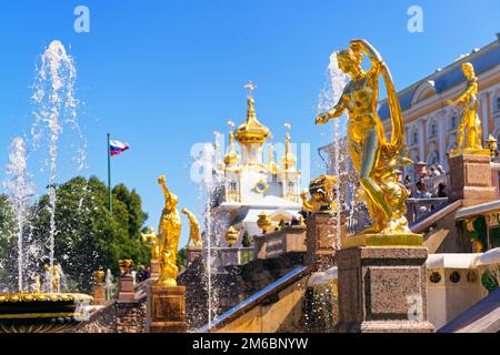 Goldene Statuen im Schloss Peterhof in der Nähe von St. Petersburg, Russland. Schloss Peterhof ist eine berühmte Touristenattraktion. Thema von Stockfoto