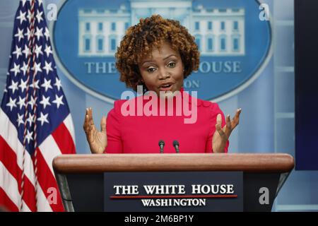 Washington, Usa. 03. Januar 2023. Pressesprecherin Karine Jean-Pierre spricht am Dienstag, den 3. Januar, im James S. Brady Press Briefing Room im Weißen Haus in Washington, D.C. 2023. Präsident Biden plant, am Mittwoch Kentucky zu besuchen, um das 2021 verabschiedete zweiseitige Infrastrukturgesetz von $1 Billionen Dollar zu fördern. Foto: Ting Shen/UPI Credit: UPI/Alamy Live News Stockfoto