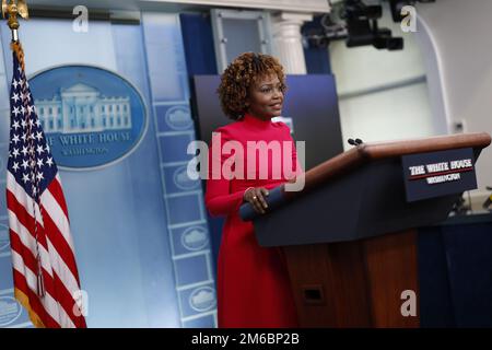 Washington, Usa. 03. Januar 2023. Pressesprecherin Karine Jean-Pierre spricht am Dienstag, den 3. Januar, im James S. Brady Press Briefing Room im Weißen Haus in Washington, D.C. 2023. Präsident Biden plant, am Mittwoch Kentucky zu besuchen, um das 2021 verabschiedete zweiseitige Infrastrukturgesetz von $1 Billionen Dollar zu fördern. Foto: Ting Shen/UPI Credit: UPI/Alamy Live News Stockfoto
