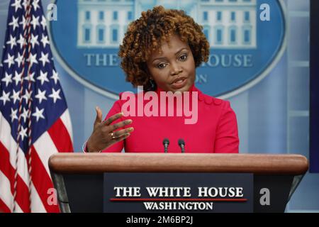 Washington, Usa. 03. Januar 2023. Pressesprecherin Karine Jean-Pierre spricht am Dienstag, den 3. Januar, im James S. Brady Press Briefing Room im Weißen Haus in Washington, D.C. 2023. Präsident Biden plant, am Mittwoch Kentucky zu besuchen, um das 2021 verabschiedete zweiseitige Infrastrukturgesetz von $1 Billionen Dollar zu fördern. Foto: Ting Shen/UPI Credit: UPI/Alamy Live News Stockfoto