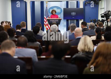 Washington, Usa. 03. Januar 2023. Pressesprecherin Karine Jean-Pierre spricht am Dienstag, den 3. Januar, im James S. Brady Press Briefing Room im Weißen Haus in Washington, D.C. 2023. Präsident Biden plant, am Mittwoch Kentucky zu besuchen, um das 2021 verabschiedete zweiseitige Infrastrukturgesetz von $1 Billionen Dollar zu fördern. Foto: Ting Shen/UPI Credit: UPI/Alamy Live News Stockfoto