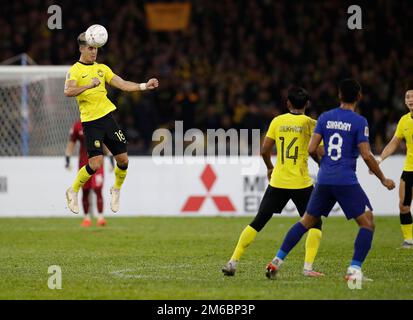 Kuala Lumpur, Malaysia. 03. Januar 2023. Brendan Seng Ling Gan von Malaysia (L) in Aktion beim AFF Mitsubishi Electric Cup 2022 zwischen Malaysia und Singapur im Bukit Jalil National Stadium. Das Endergebnis: Malaysia 4: Singapur 1 (Foto: Wong Fok Loy/SOPA Images/Sipa USA) Gutschrift: SIPA USA/Alamy Live News Stockfoto