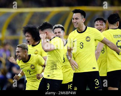 Kuala Lumpur, Malaysia. 03. Januar 2023. Malaysias Spieler feiern, nachdem sie beim AFF Mitsubishi Electric Cup 2022 zwischen Malaysia und Singapur im Bukit Jalil National Stadium ein Tor geschossen haben. Das Endergebnis: Malaysia 4: Singapur 1 (Foto: Wong Fok Loy/SOPA Images/Sipa USA) Gutschrift: SIPA USA/Alamy Live News Stockfoto