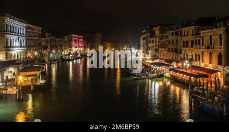 Kanal in venedig bei Nacht, in Italien, Blick von der Rialtobrücke Stockfoto