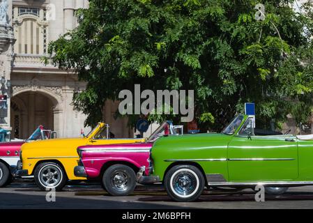 Die schönsten amerikanischen Cabriolet-Oldtimer parken in der Altstadt von Havanna Kuba aus Stockfoto