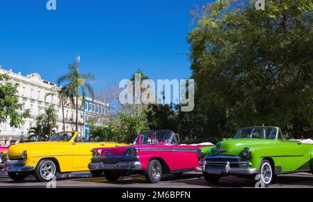 Amerikanische Cabriolet-Oldtimer parken vor dem Hotel in der Altstadt von Havanna auf Kuba Stockfoto