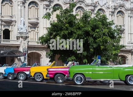 Farbenfrohe alte amerikanische Cabriolet-Autos parken in der Oold Town von Havanna Kuba aus Stockfoto