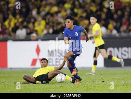 Kuala Lumpur, Malaysia. 03. Januar 2023. Song Uiyoung von Singapur (R) und Ruventhiran von Malaysia in Aktion während des AFF Mitsubishi Electric Cup 2022 zwischen Malaysia und Singapur im Bukit Jalil National Stadium. Das Endergebnis: Malaysia 4: Singapur 1 (Foto: Wong Fok Loy/SOPA Images/Sipa USA) Gutschrift: SIPA USA/Alamy Live News Stockfoto