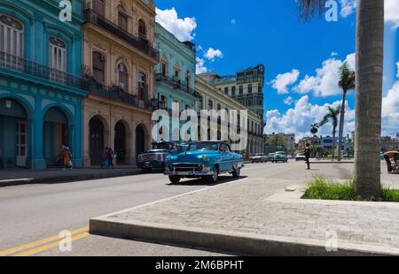 Ein amerikanischer Oldtimer, der auf der Hauptstraße in der Altstadt von Havanna Kuba fährt Stockfoto