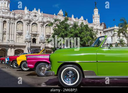 Amerikanische, wunderschöne Cabriolet-Oldtimer, die in der Altstadt von Havanna Kuba aus geparkt werden Stockfoto