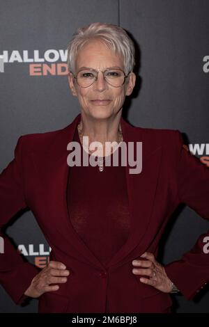 Dateifoto vom 29. Oktober 09/22 der US-Schauspielerin Jamie Lee Curtis während eines Besuchs im neuen Halloween Ends Experience Space in Piccadilly Circus, London. Ana De Armas, Quentin Tarantino und Jamie Lee Curtis werden zu den Moderatoren der Golden Globes 80. gehören, die die Hollywood Foreign Press Association (HFPA) angekündigt hat. In der Präsentation für die jährliche Zeremonie sehen Sie auch Michaela Jae Rodriguez, die letztes Jahr für ihre Rolle in Pose die beste Schauspielerin in einer Fernsehserie gewann, sowie ihren Co-Star Billy Porter. Ausgabedatum: Dienstag, 3. Januar 2023. Stockfoto