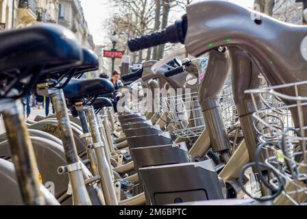 Paris, Frankreich - 02. April 2009: Öffentlicher Fahrradverleih am Bahnhof Velib in Paris. Velib hat die höchste Marktdurchdringung Stockfoto