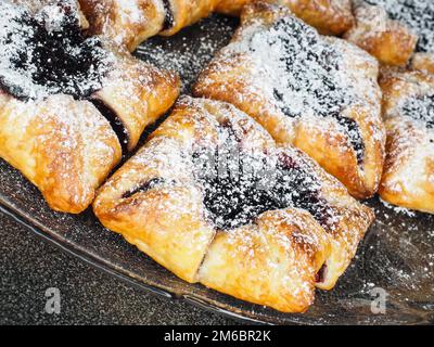 Dänisches Gebäck mit Blaubeer-marmelade Befüllung mit weißen Puderzucker Stockfoto