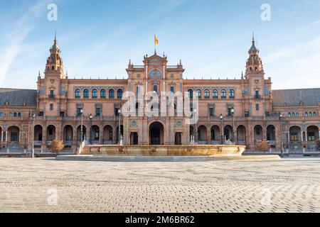 Der Plaza de Espania ist ein Platz im Park in Sevilla, der 1928 erbaut wurde. Stockfoto