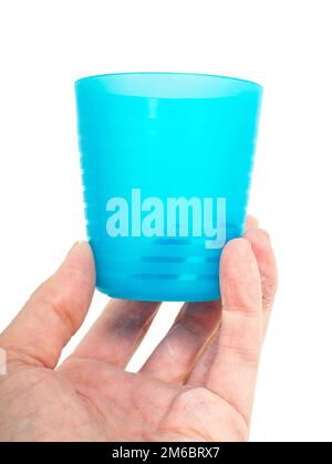 Leere Kunststoff blau Glas, in einer männlichen Personen in der Hand gehalten Stockfoto