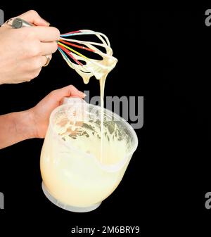 Weibliche Person, die Gogl-Mogl herstellt Stockfoto