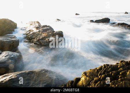 Die Flut Des Ozeans Fließt Über Felsen Stockfoto