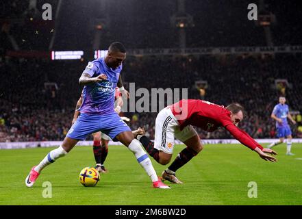 Der Christian Eriksen von Manchester United (rechts) geht beim Kampf um den Ball gegen Jaidon Anthony von Bournemouth während des Premier League-Spiels in Old Trafford, Manchester, unter. Foto: Dienstag, 3. Januar 2023. Stockfoto