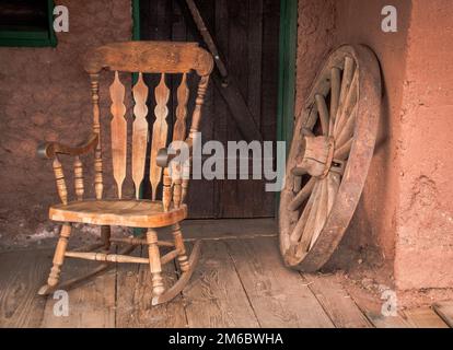 Schaukelstuhl und altes Holzrad in der Geisterstadt Calico in den USA Stockfoto