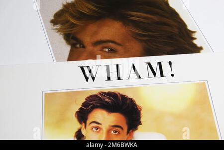 Viersen, Deutschland - Januar 2. 2023: Nahaufnahme des isolierten Wham-Schallplattencover-Albums mit George Michael und Andrew Ridgeley Stockfoto