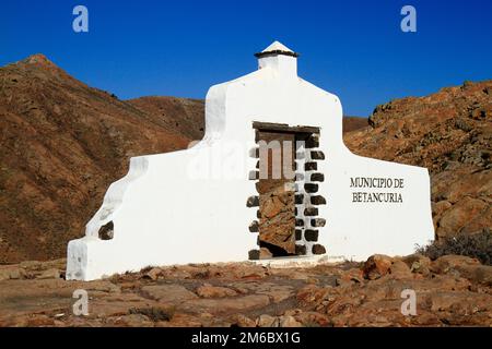 Traditionelles Stadtschild (weißes Bogentor) in der Nähe des Dorfes Betancuria, Fuerteventura Stockfoto