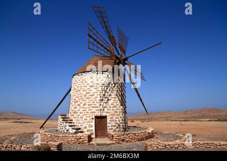 Alte Windmühle in der Nähe von Tefia, Fuerteventura, Kanarische Inseln, Spanien Stockfoto