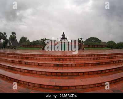 Rote Backsteinplattform mit King Ramkhamhaeng Statue Sukhothai Thailand Stockfoto