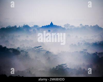 Sonnenaufgang über der indonesischen Landschaft und dem Borobudur-Tempel Stockfoto