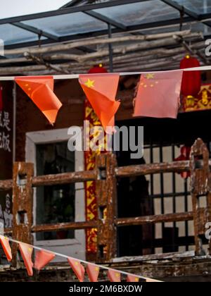 Chinesische Flaggen in den Straßen von Dali China Stockfoto