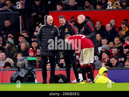 Donny van de Beek von Manchester United spricht mit dem Manager Erik Ten Hag, bevor er das Spielfeld während des Spiels der Premier League in Old Trafford, Manchester, verletzt verlässt. Foto: Dienstag, 3. Januar 2023. Stockfoto