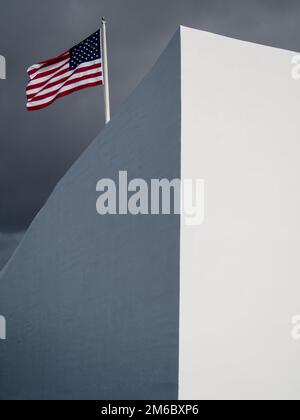 American Flag fliegt über dem Arizona Memorial auf Oahu Hawaii in Remembrance of Pearl Harbor Stockfoto