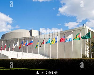 Flaggen, die vor dem Hauptquartier der Vereinten Nationen in New York City fliegen Stockfoto