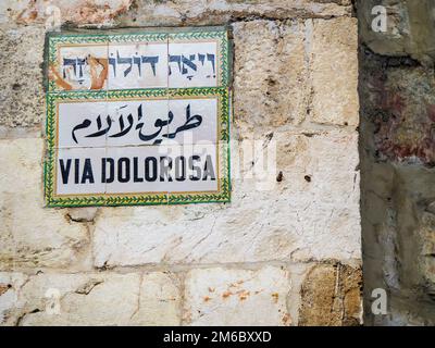 Schild entlang der Via Dolorosa in der Altstadt von Jerusalem Israel Stockfoto