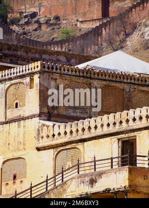 Details der kunstvoll verzierten Gebäude im Amber Fort in Jaipur Indien Stockfoto