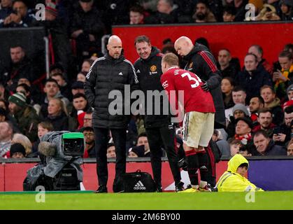 Donny van de Beek von Manchester United spricht mit dem Manager Erik Ten Hag, bevor er das Spielfeld während des Spiels der Premier League in Old Trafford, Manchester, verletzt verlässt. Foto: Dienstag, 3. Januar 2023. Stockfoto