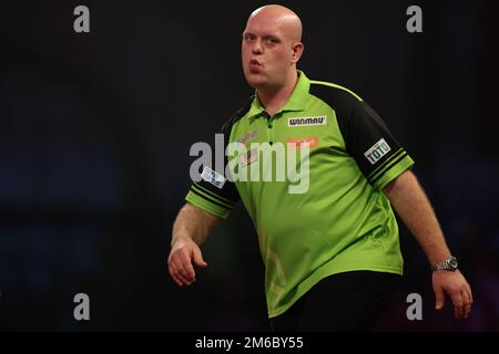 Alexandra Palace, London, Großbritannien. 3. Januar 2023. 2022/23 PDC Cazoo World Darts Championships Day 16 Finale; Michael van Gerwen reagiert, als er während seines Spiels mit Michael Smith Credit: Action Plus Sports/Alamy Live News ein 9-Dart-Finale verpasst Stockfoto