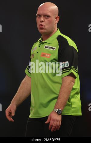 Alexandra Palace, London, Großbritannien. 3. Januar 2023. 2022/23 PDC Cazoo World Darts Championships Day 16 Finale; Michael van Gerwen reagiert, als er während seines Spiels mit Michael Smith Credit: Action Plus Sports/Alamy Live News ein 9-Dart-Finale verpasst Stockfoto