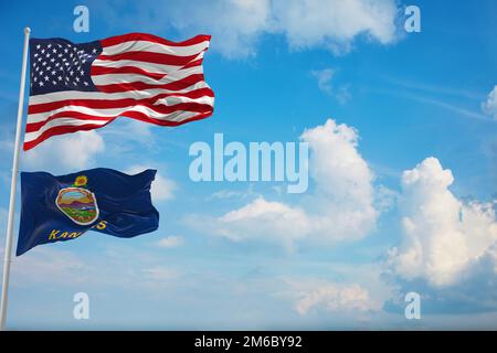 Große offizielle Flagge der USA mit kleinerer Flagge des US-Bundesstaates Kansas, USA bei bewölktem Himmel. Vereinigte Staaten von Amerika patriotisches Konzept. Copy space for Stockfoto