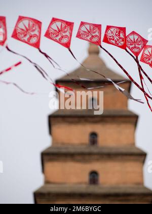 Rote Drachen mit Pagode im Hintergrund Stockfoto