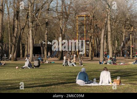 Hasselt, Limburg - Belgien - 22.02.2021. Die Leute ruhen sich im Park aus, mit Kinderattraktionen Stockfoto