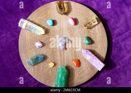 Heilende Kristalle auf braunem Hintergrund Stockfoto