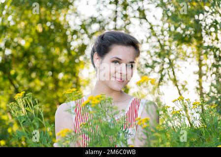 Positives Mädchen in der Natur, fast tansy Stockfoto